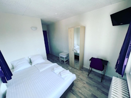 Situ&eacute; au carrefour de la Suisse Romande, l'H&ocirc;tel ABACA &agrave; Vevey vous propose des chambres calmes et lumineuses comprenant un grand lit confortable (1 ou 2 personnes), WC, douche, lavabo, TV et penderie.